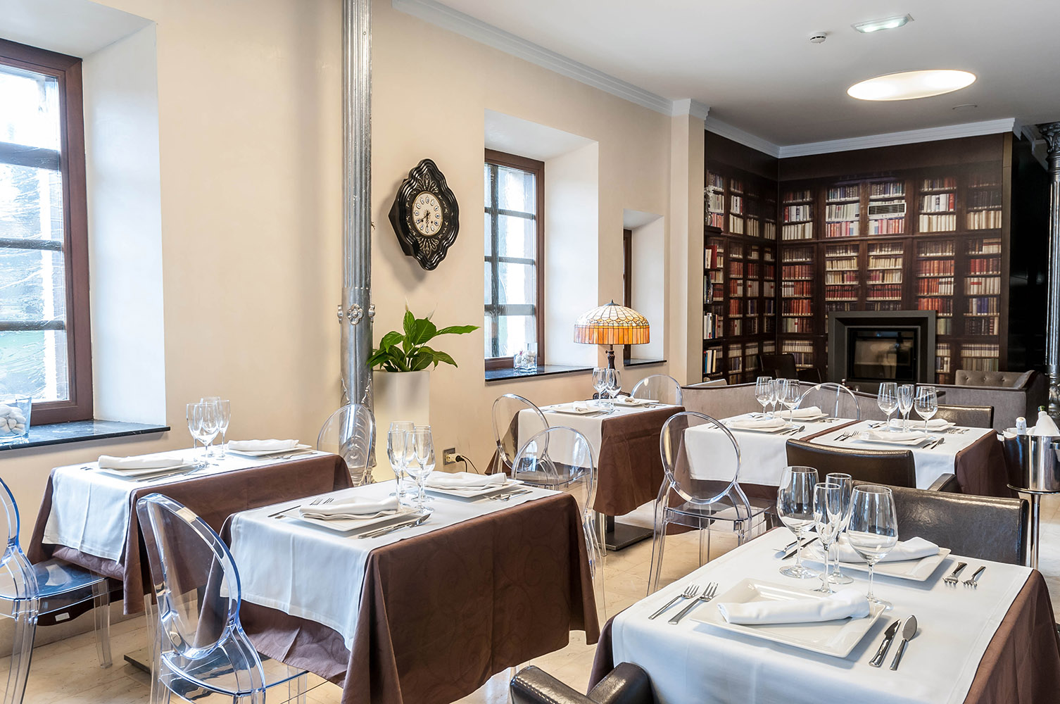 Cafetería con mesas y luz natural