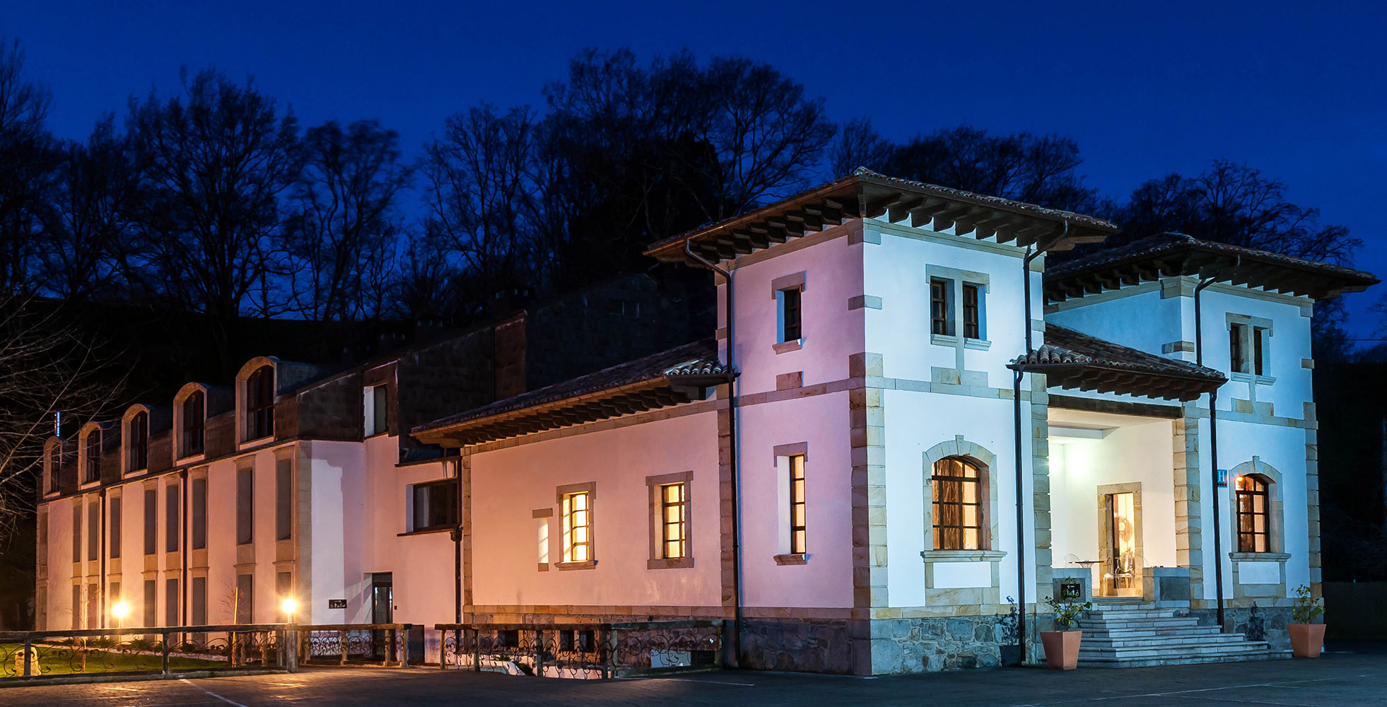 Acceso y zona de paso junto a la recepción del hotel